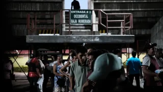 En Cúcuta, capital de la región, las autoridades tuvieron que abrir temporalmente el estadio General Santander para albergar a la población desplazada por el conflicto en Colombia.