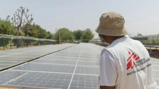 El personal de MSF inspecciona los paneles solares instalados en el Hospital General de Zurmi, en el norte de Nigeria.