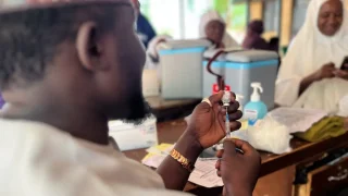Un miembro del personal médico prepara una vacuna durante una campaña de inmunización apoyada por MSF en el estado de Kebbi, tras el brote de meningitis que comenzó en marzo.