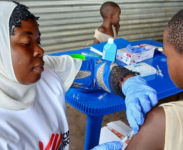 Un niño recibe la vacuna contra el sarampión en el campo de refugiados de Musenyi, Burundi.