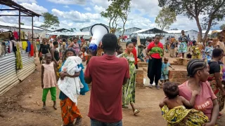 Con un megáfono en la mano, un activista comunitario de MSF recorre el campo de Musenyi para animar a los padres a vacunar a sus hijos contra el sarampión.
