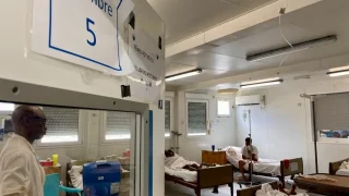 Una sala llena de pacientes con traumatismos en el hospital de MSF Tabarre, Haití.