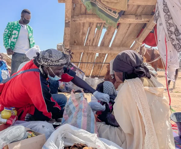 Un miembro de un equipo móvil de vacunación administra la vacuna contra la difteria a un niño durante un día de mercado en Mantcharné, Chad, noviembre de 2024.