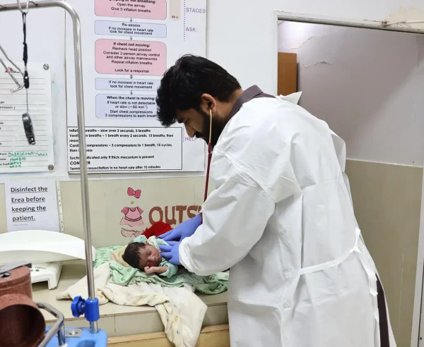 Un médico de MSF examina a un niño en el ala pediátrica del hospital de Dera Murad Jamali, en Baluchistán, Pakistán.