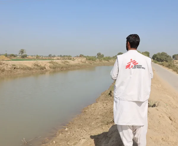 Personal de MSF observa el canal Bari Shakh, en la aldea de Raees Golam Mustafa Golla, en Dera Murad Jamali, a casi 40 kilómetros del centro de MSF en Dera Murad Jamali.