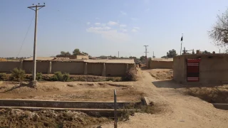 Vista de casas de barro en Raees Golam Mustafa Golla, en Dera Murad Jamali. Estas viviendas suelen sufrir daños cuando las lluvias ponen en peligro la vida de los residentes durante la temporada de monzones, que suele durar de julio a septiembre. Pakistán, febrero de 2025.