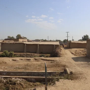 Vista de casas de barro en Raees Golam Mustafa Golla, en Dera Murad Jamali. Estas viviendas suelen sufrir daños cuando las lluvias ponen en peligro la vida de los residentes durante la temporada de monzones, que suele durar de julio a septiembre. Pakistán, febrero de 2025.