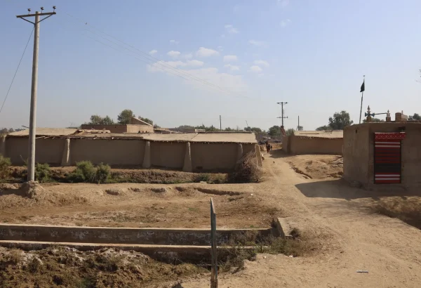 Vista de casas de barro en Raees Golam Mustafa Golla, en Dera Murad Jamali. Estas viviendas suelen sufrir daños cuando las lluvias ponen en peligro la vida de los residentes durante la temporada de monzones, que suele durar de julio a septiembre. Pakistán, febrero de 2025.