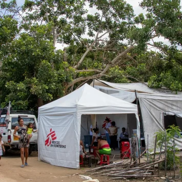 MSF lleva clínicas móviles a comunidades rurales afectadas por el conflicto armado en los municipios de Arauca, Tame, Arauquita y Puerto Rondón, así como a asentamientos informales en la capital de Arauca, donde viven migrantes venezolanos, colombianos que regresan de Venezuela y personas desplazadas forzosamente.
