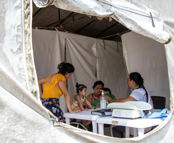 Mariocy (en el centro de la foto), venezolana de 39 años, asistió a consulta con su hija y sus dos nietos. Recibió atención en salud física para sus dos nietos y en salud mental para ella y su hija.