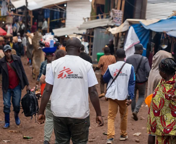 Personal de MSF llega a Lomera, Kivu Sur, para participar en actividades comunitarias de concienciación sobre el actual brote de cólera.