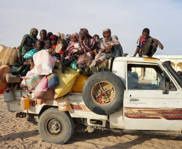 Los refugiados sudaneses cruzaron la frontera hacia Chad al amanecer. Tras registrarse, se dirigirán al campamento de tránsito de Tine, a una milla de la frontera, o al norte, al campamento de Oure Cassoni.
