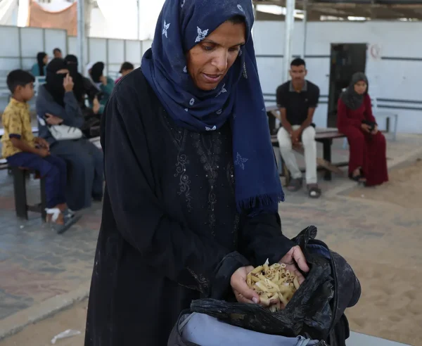 Samah Hamdan, madre desplazada que recibe tratamiento en el Centro de Salud de Población de Mawasi. Gaza.