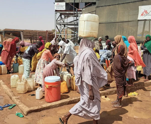 En el campo de tránsito de Adré, los sistemas de agua construidos por MSF produjeron 654 m³ de agua al día solo en mayo. Desde marzo de 2025, uno de los pozos extrae agua mediante una bomba solar y luego la distribuye en cinco puntos.