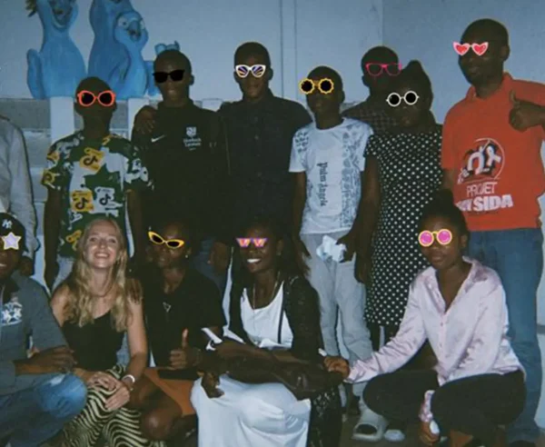 Jóvenes con VIH comparten su vida cotidiana, esperanzas y desafíos, ofreciendo una perspectiva única e íntima sobre una realidad a menudo invisible. República Democrática del Congo.