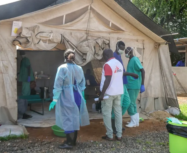 Personal médico de MSF frente a una de las tiendas de campaña en la unidad de tratamiento del cólera en Abyei.