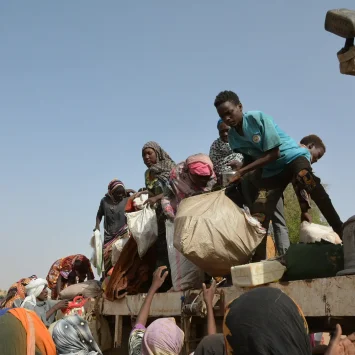 MSB237793 Personas desplazadas por los combates en los campamentos de El Fasher y Zamzam, en Darfur del Norte, llegan a Tawila, Sudán, abril de 2025.