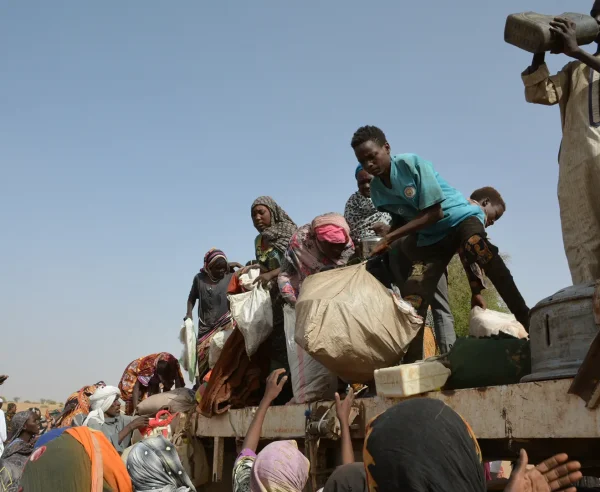 Personas desplazadas por los combates en los campamentos de El Fasher y Zamzam, en Darfur del Norte, llegan a Tawila, Sudán, abril de 2025.