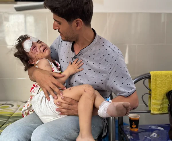 Julia, de 4 años, es sostenida por su padre Ahmed después de resultar herida en un ataque aéreo en su casa en la ciudad de Gaza.