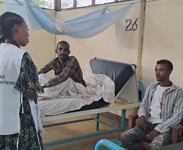 El equipo de promoción de la salud de MSF revisa a un paciente de kala azar en el centro de tratamiento de kala azar y mordeduras de serpiente de MSF. Abdurafi, región de Amhara, Etiopía. Julio de 2025.