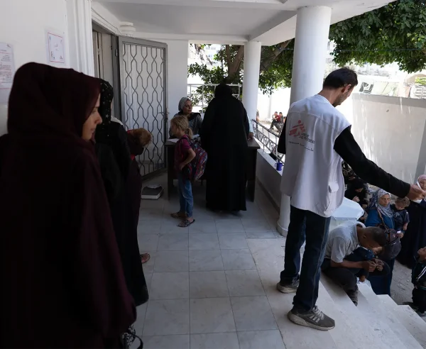 Hambruna y supervivencia: desnutrición en Gaza Los pacientes palestinos están ingresando a la clínica de Gaza para recibir asistencia médica.