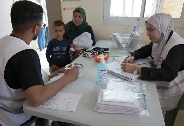 Aumenta la violencia de los colonos israelíes contra los palestinos. El equipo médico de MSF brinda consulta de salud mental a una paciente en la clínica móvil de MSF en Jinba - Masafer Yatta, Palestina.