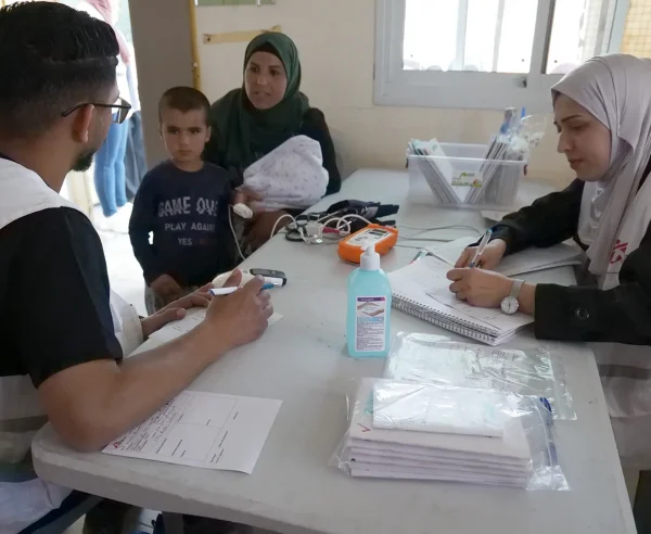 Aumenta la violencia de los colonos israelíes contra los palestinos. El equipo médico de MSF brinda consulta de salud mental a una paciente en la clínica móvil de MSF en Jinba - Masafer Yatta, Palestina.