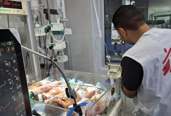 Varios bebés comparten una incubadora en la unidad de cuidados intensivos neonatales del hospital Al-Helou, al norte de Gaza, Palestina, julio de 2025.