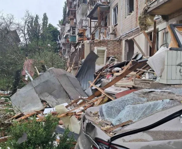 El aumento de los ataques aéreos amenaza vidas y la atención médica esencial en Kiev Edificios residenciales y automóviles dañados.