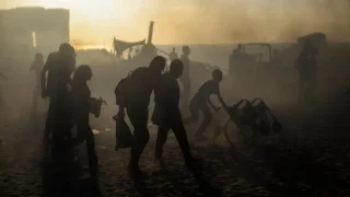 Palestinos y palestinas arriesgan sus vidas para conseguir comida en el centro de distribución de la GHF en Netzarim, sur de Gaza. © MSF