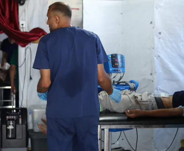 Personal médico en Al-Mawasi de MSF recibe a pacientes heridos después de que las fuerzas israelíes abrieran fuego contra personas en uno de los puntos de distribución de alimentos de la Fundación Humanitaria de Gaza. Gaza, Palestina
