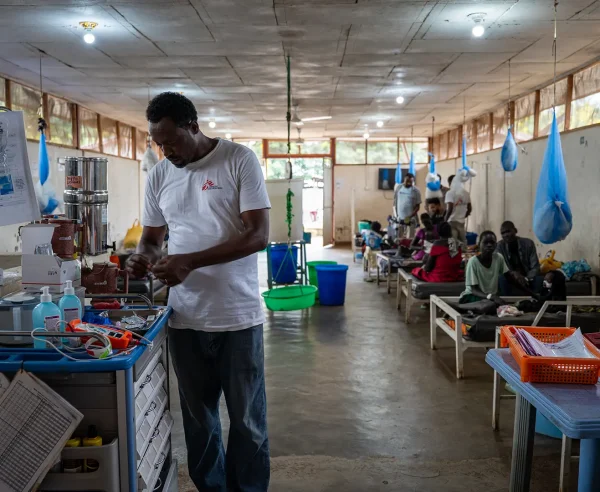 Personal deMSF en el interior del Centro de Alimentación Terapéutica para Pacientes Internos (ITFC) de MSF en el campo de Refugiados de Kule, en la región de Gambella, Etiopía.