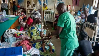 Un enfermero del Ministerio de Salud atiende a un niño enfermo en una unidad pediátrica que apoyamos en el Hospital General de Referencia de Katana, en Kivu Sur.