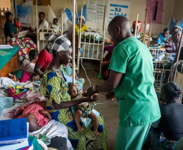 Un enfermero del Ministerio de Salud atiende a un niño enfermo en una unidad pediátrica que apoyamos en el Hospital General de Referencia de Katana, en Kivu Sur.