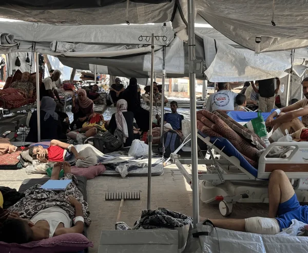 Sin camas disponibles, los pasillos y áreas al aire libre del Hospital Nasser están llenos de pacientes, mientras las instalaciones médicas en Gaza luchan en medio del actual genocidio israelí.