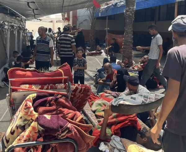 Sin camas disponibles, los pasillos y las áreas al aire libre del Hospital Nasser están llenos de pacientes, mientras las instalaciones médicas en Gaza luchan por sobrevivir en medio del genocidio israelí en curso.
