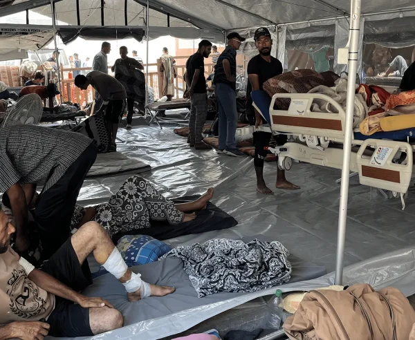 Sin camas disponibles, los pasillos y las áreas al aire libre del Hospital Nasser están llenos de pacientes. Franja de Gaza.
