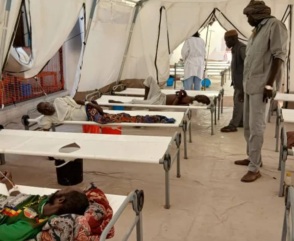 Pacientes de cólera dentro del Centro de Tratamiento de Cólera (CTC) que apoyamos en el Hospital Al Nahda, en Nyala, Darfur Sur, Sudán