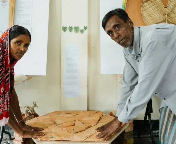 El ceramista rohingya Bishi Bala Rudro y Kali Kumar Rudrio junto a su obra. Bangladesh, 2025.
