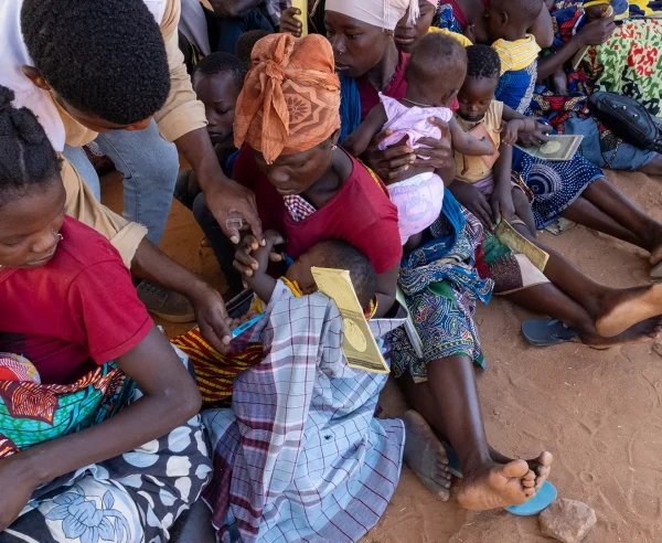 Andre Marcos, promotor de salud de MSF, ayuda en el triaje de niños en la sala de espera del centro de reasentamiento temporal de Micone, en la ciudad de Chiure, al sur de Cabo Delgado.