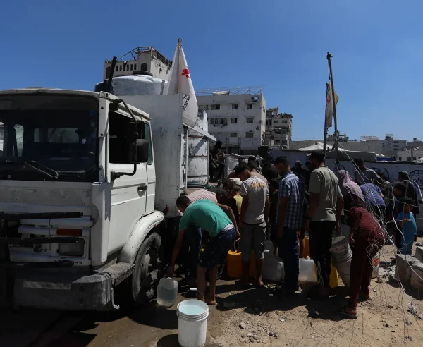 Un camión cisterna de MSF proporciona una fuente crítica de agua potable limpia. A pesar de producir alrededor de 500.000 litros diarios, es suficiente para que solo 80,000 personas reciban lo mínimo.
