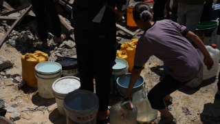 Una niña recolectando agua en la Franja de Gaza.