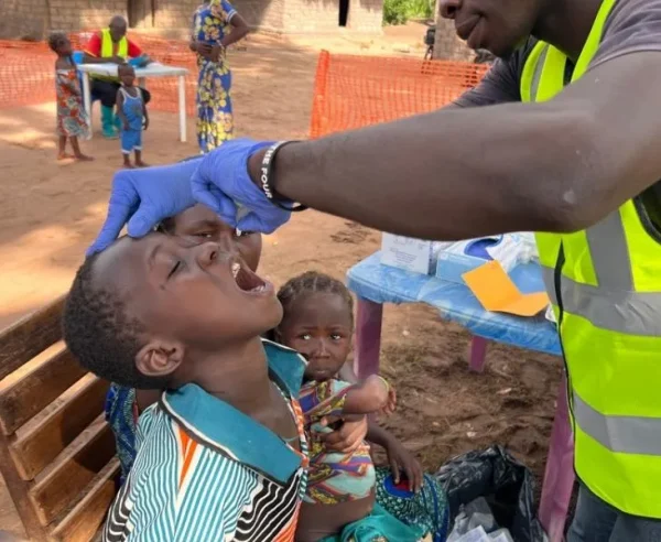 Un niño recibe la vacuna oral contra la poliomielitis durante una sesión de vacunación dirigida por MSF en Mala, donde las iniciativas de divulgación se centran en las familias desfavorecidas.