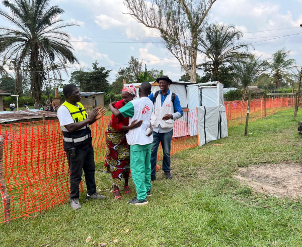 El equipo de MSF aplaude a los primeros pacientes que se recuperaron de la enfermedad del virus del Ébola en el centro de tratamiento en Bulape, y que abandonan las instalaciones para regresar con sus familias.