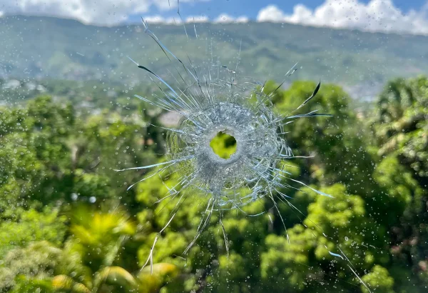 Impacto causado por una bala perdida en una ventana del centro de emergencias de MSF en Turgeau, Haití.
