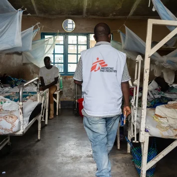 Bisgod Sifumungu, supervisor de MSF, visita a pacientes en el Hospital General de Referencia de Mweso.