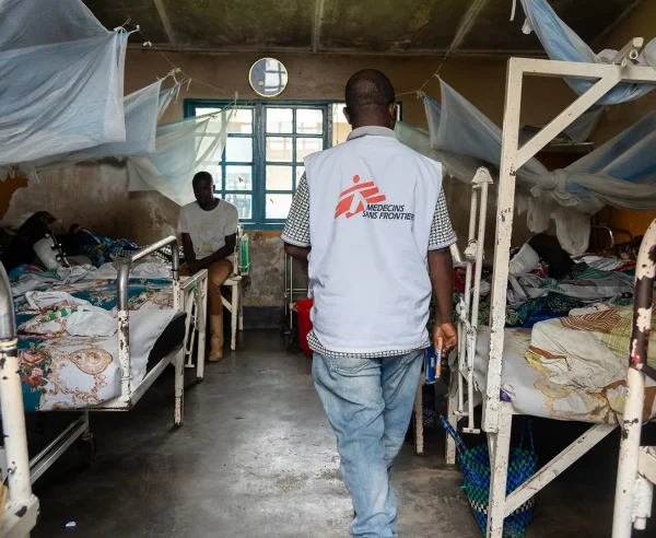 Bisgod Sifumungu, supervisor de MSF, visita a pacientes en el Hospital General de Referencia de Mweso.