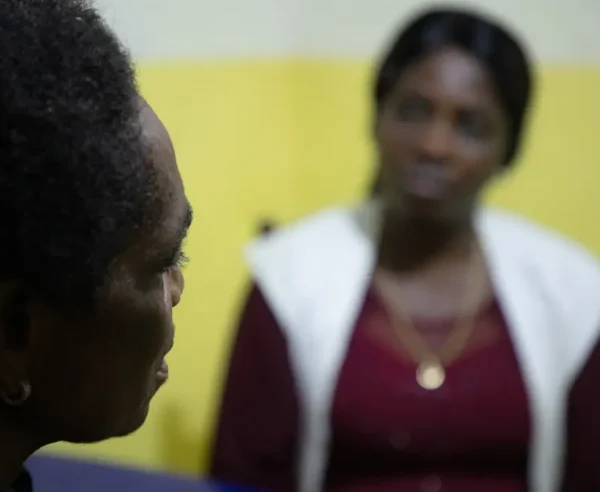 En el hospital de Salamabila, Alice, trabajadora social de MSF, atiende a Fabienne*. Alice intenta aliviar su trauma y se asegura de que Fabienne siga con su tratamiento para enfermedades de transmisión sexual. República Democrática del Congo.