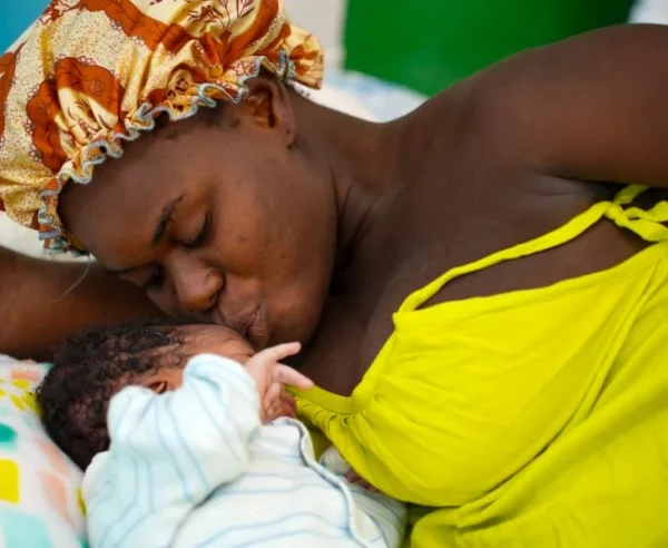 Dieuline, de 25 años, con su recién nacido en la maternidad Isaïe Jeanty, apoyada por MSF, en Puerto Príncipe. © Marx Stanley Léveillé/MSF