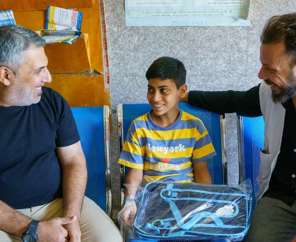 Abu Al-Fadl (centro), diagnosticado con tuberculosis, tas completar su tratamiento, se ha recuperado y pronto volverá a la escuela. Irak, septiembre de 2025.